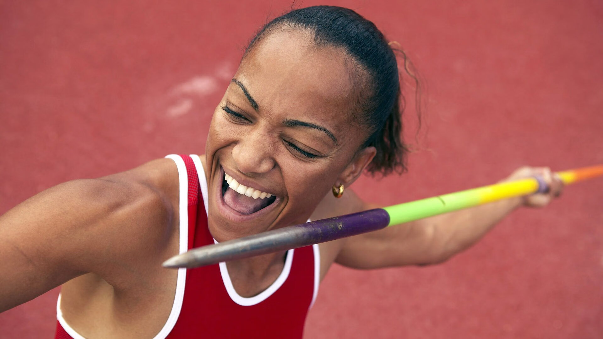 球员在比赛中展现出了顽强的战斗精神，比赛中球员在明显无法踢到球